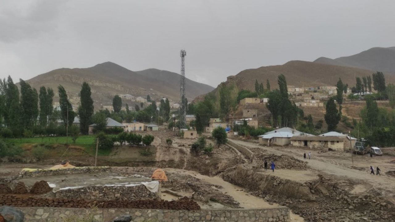Başkale yine sele teslim; evler hasar gördü 