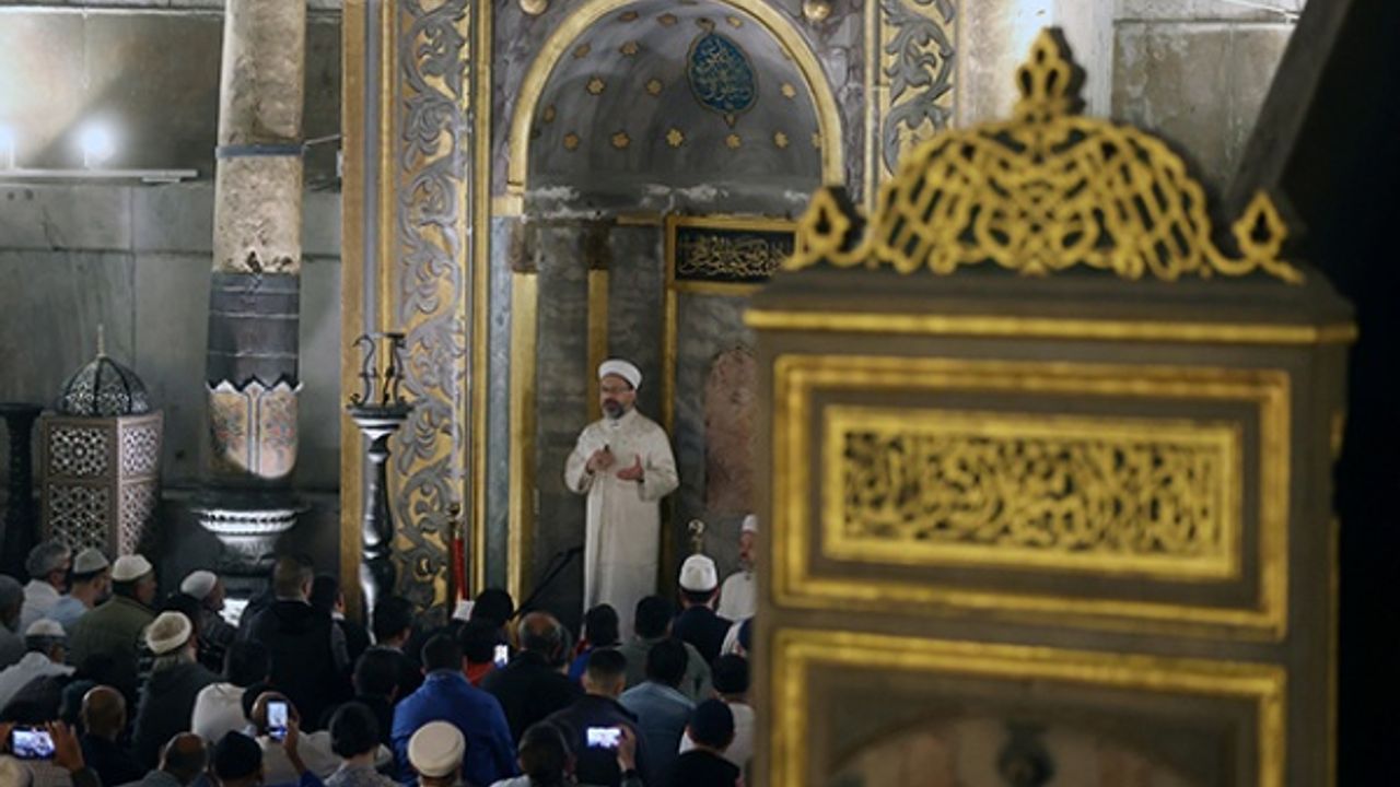 Diyanet İşleri Başkanı Erbaş fethin yıldönümünde Ayasofya Camii'nde sabah namazı kıldırdı