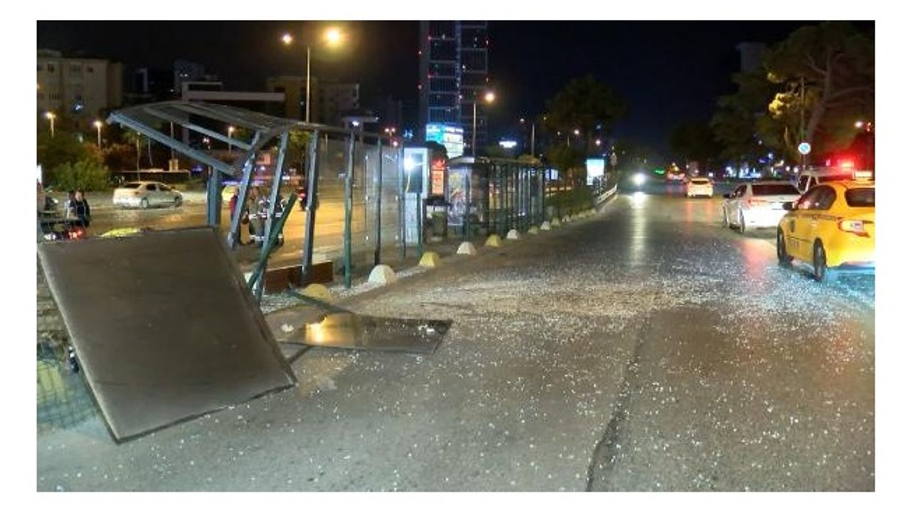 Kadıköy'de makas atan sürücünün çarptığı otomobil durağa daldı:1'i ağır, 5 yaralı 