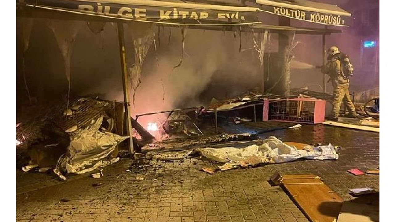 Bakırköy'de kitap evinin önündeki kitaplar alev alev yandı