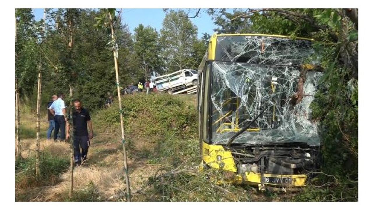 Belediye otobüsü, arızalanan kamyonete çarptı; 2'si ağır, 21 yaralı