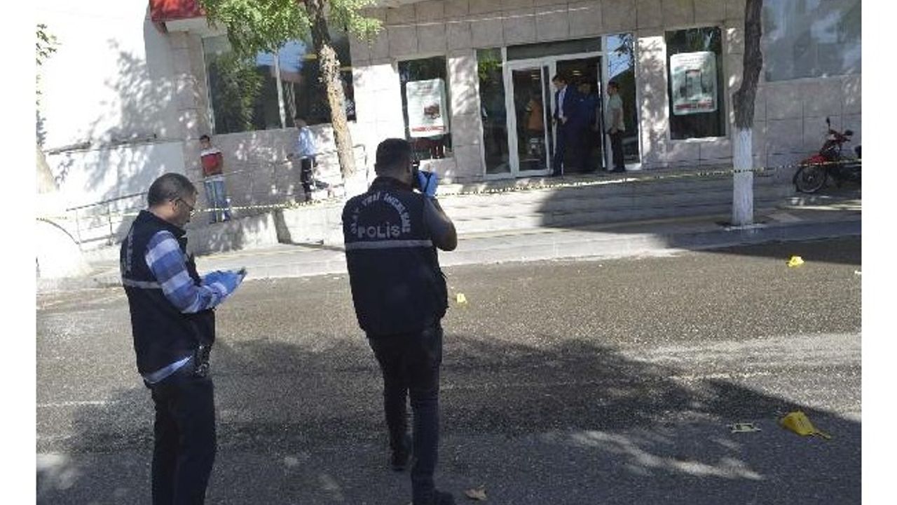 Güvenlik görevlisine çalıştığı banka önünde silahlı saldırı