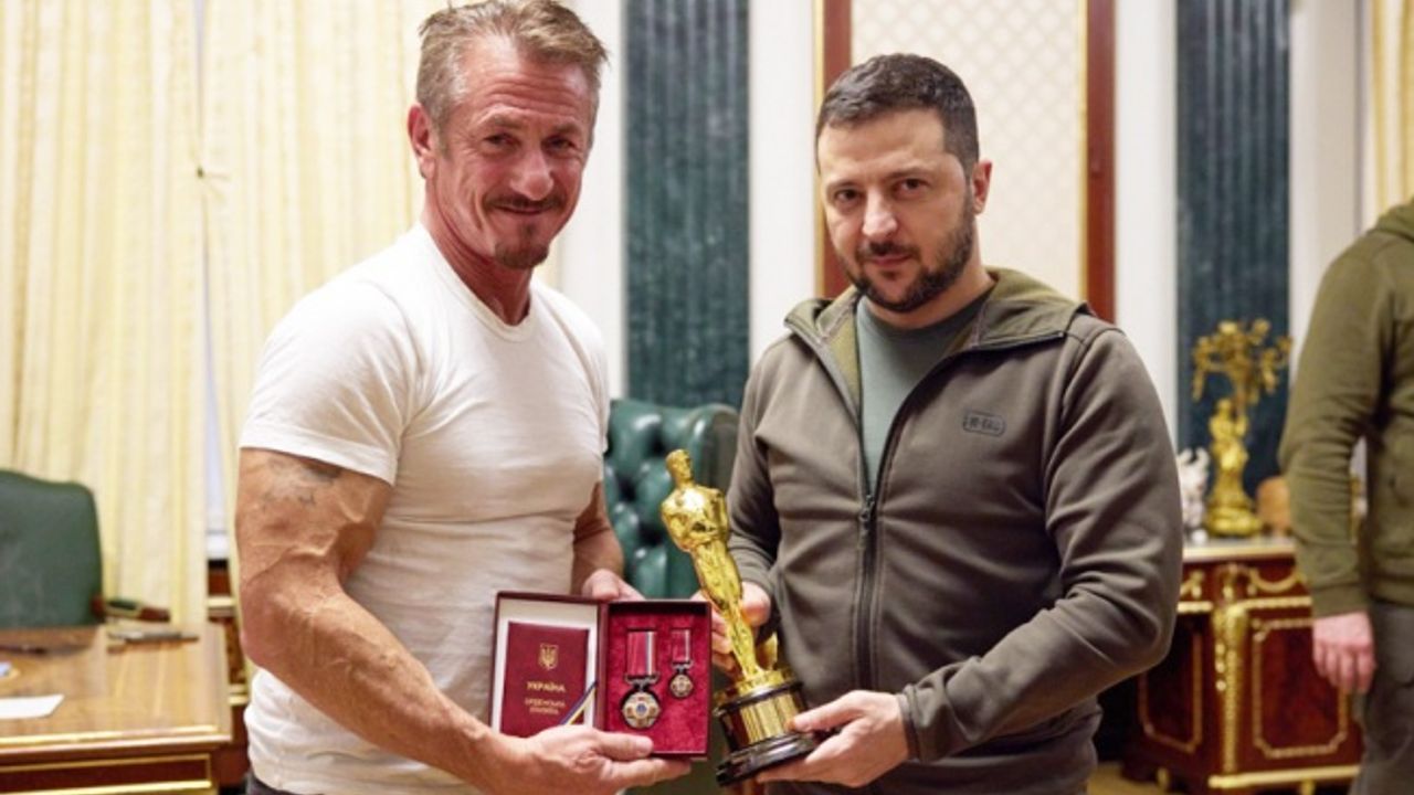 Hollywood yıldızı Sean Penn, Zelenski’ye Oscar’ını hediye etti