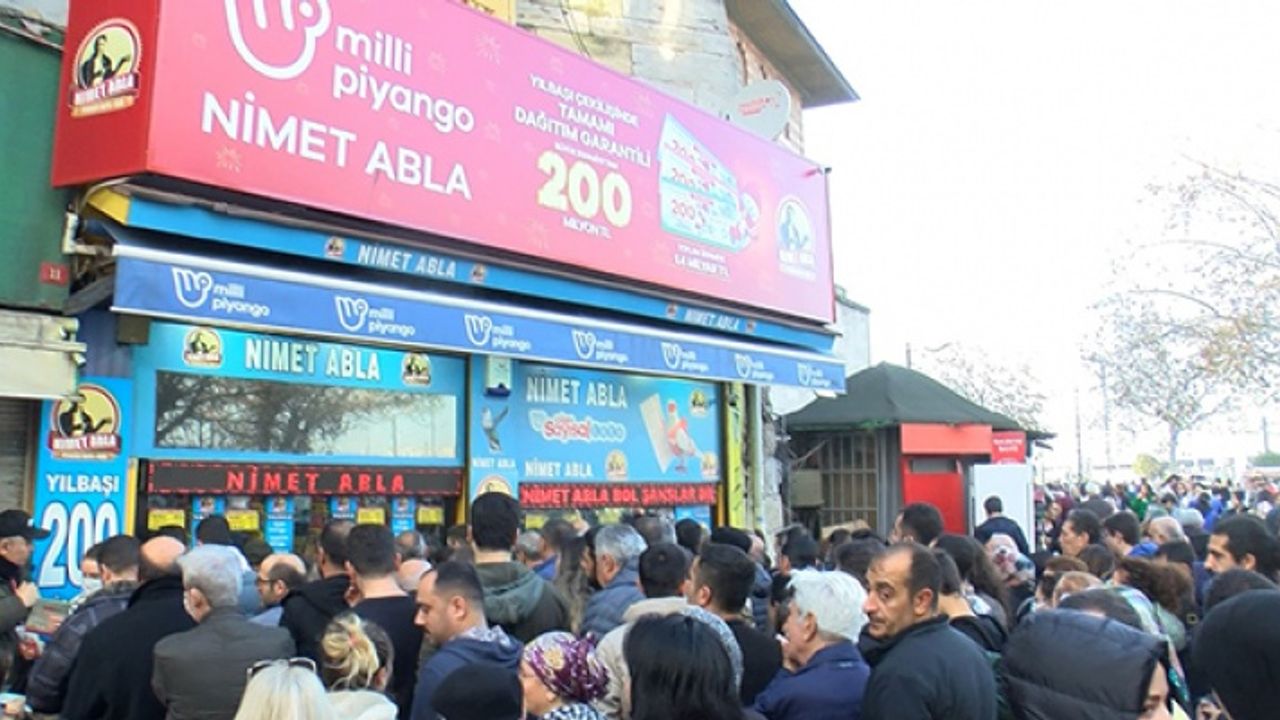 200 milyon liralık büyük ikramiye için Eminönü’nde bilet kuyruğu 