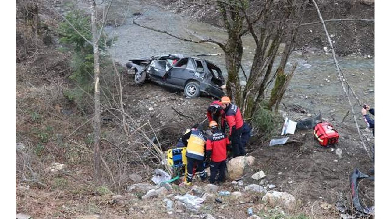 Bolu'da takla atarak dere yatağına devrilen otomobildeki 5 kişi yaralandı