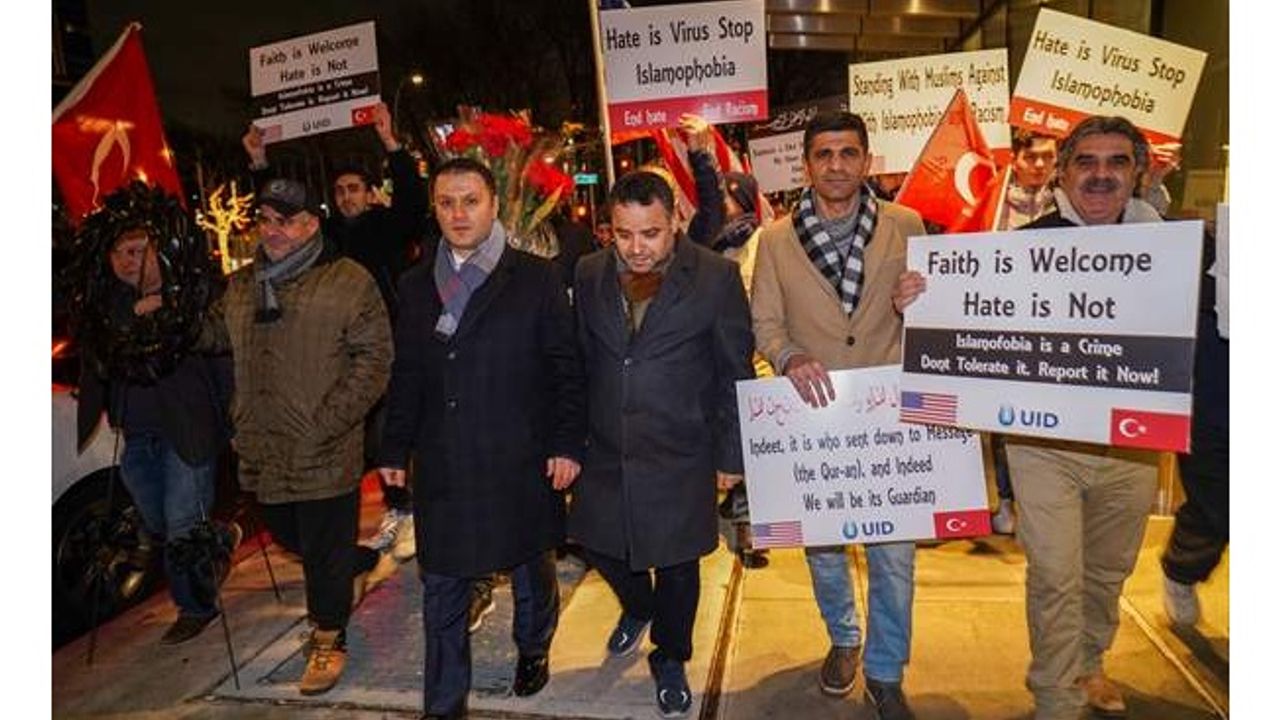 İsveç'te Kur'an-ı Kerim'in yakılması New York'ta protesto edildi