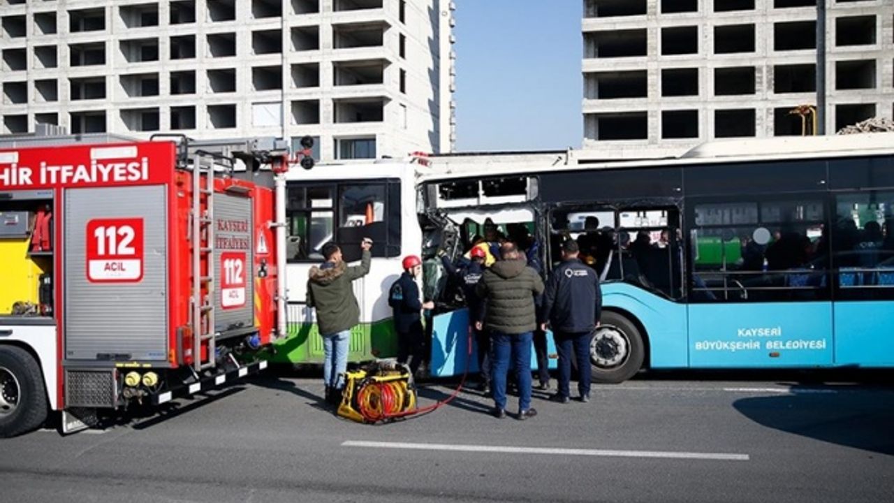 Kayseri'de belediye ve halk otobüsü çarpıştı, 29 kişi yaralandı