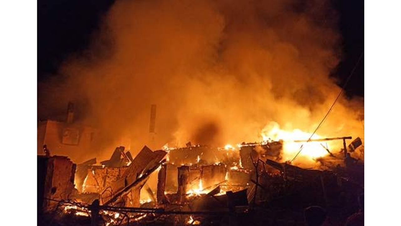 Bolu'da bitişik haldeki 5 ev yandı