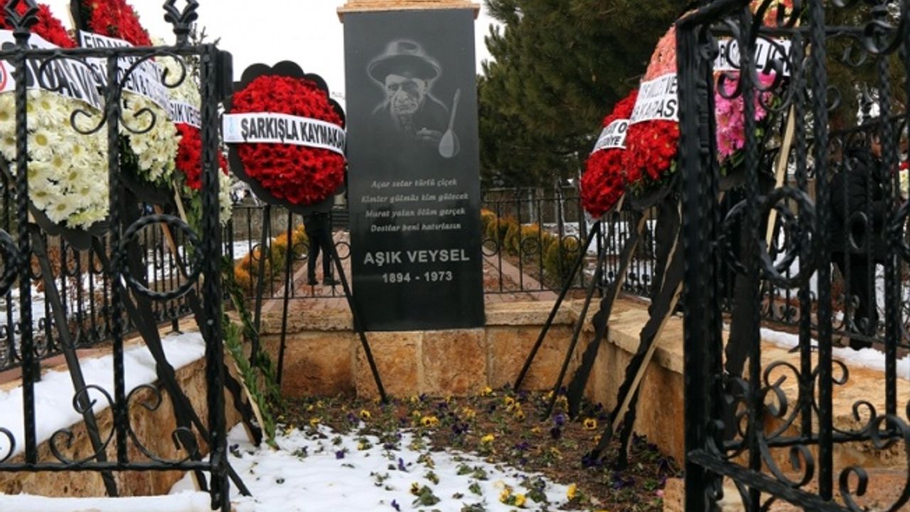 Aşık Veysel vefatının 50. yılında Sivas'ta mezarı başında anıldı