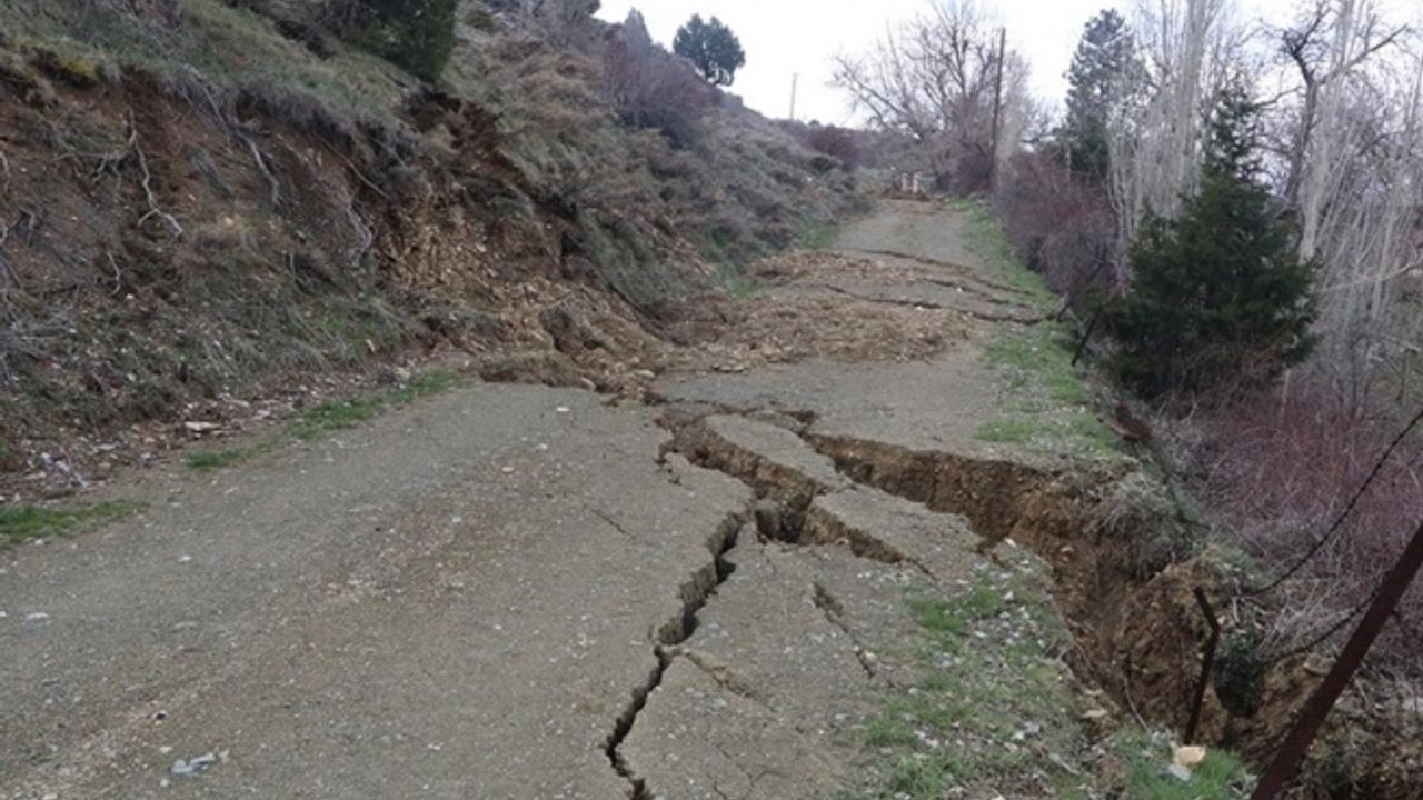 Depremler kırsal mahalledeki arazide çöküntü ve yükselmeler oluşturdu