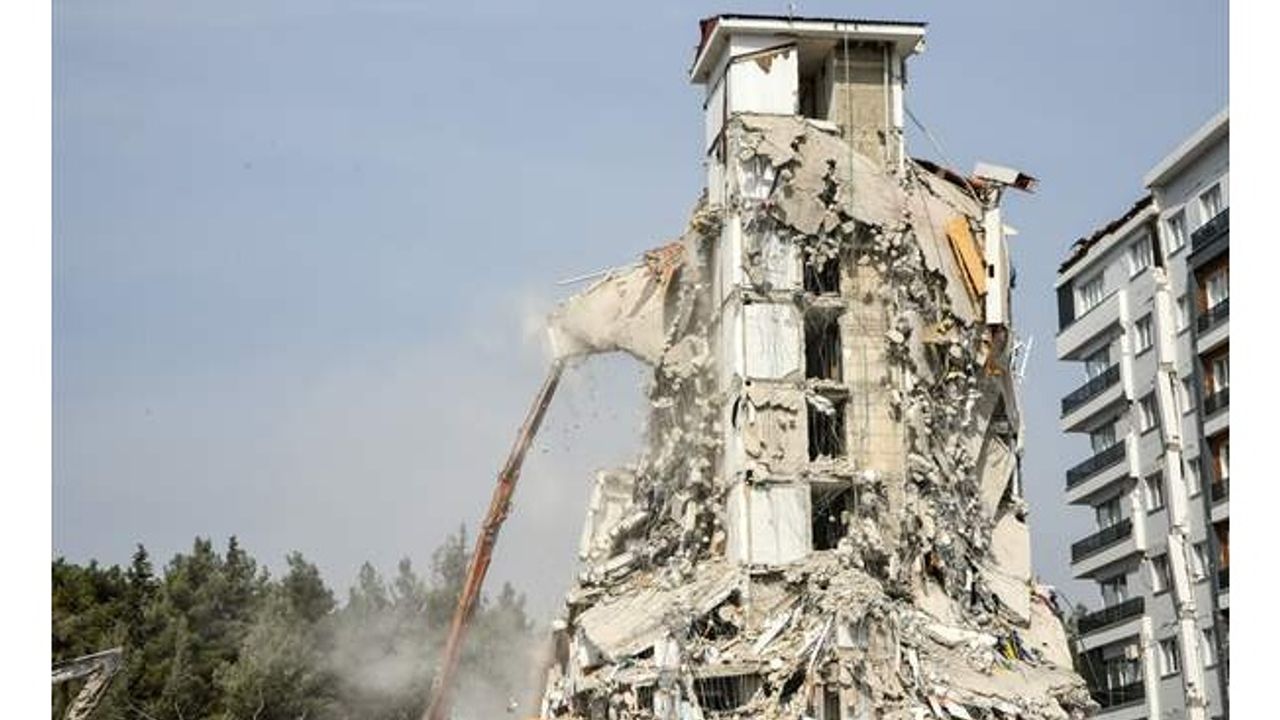 Nurdağı ve İslahiye'de acil yıkım kararı alınan 1224 binadan 950'si yıkıldı 