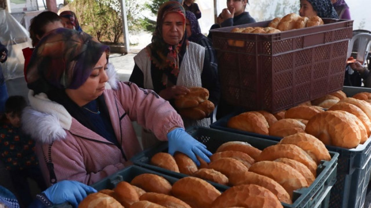 Osmaniye'de depremi yaşayan kadınlar, afetzedelere ekmek ve börek yapıyor
