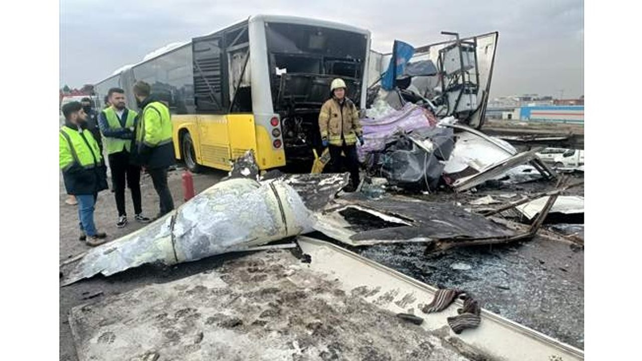 Tuzla'da tırın İETT otobüsü ve yol bakım aracına çarpması sonucu 2 kişi öldü