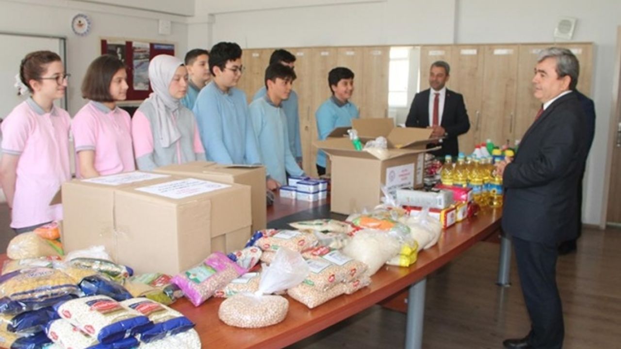 Amasya'da öğrenciler harçlıklarıyla depremzede aileler için yardım kolisi hazırladı
