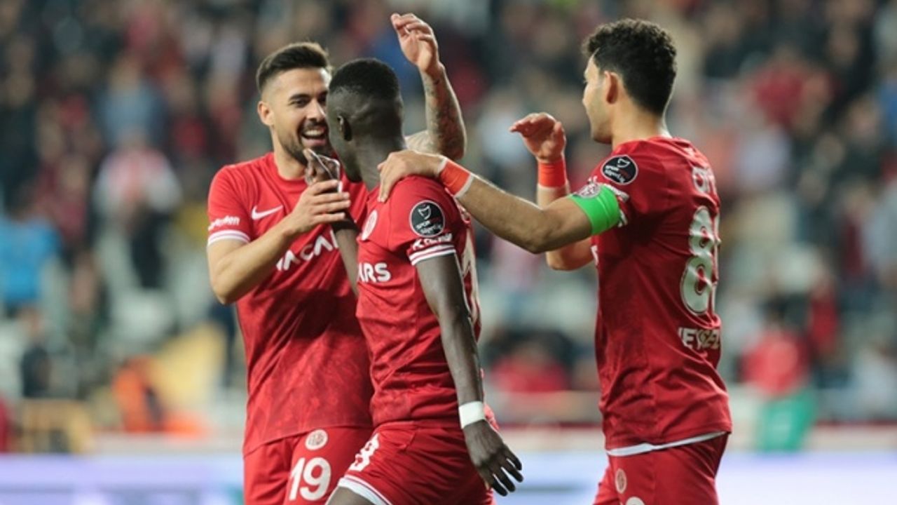 Antalya derbisinde gülen taraf Antalyaspor oldu