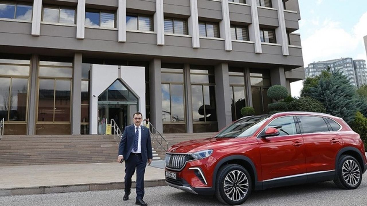 Bakan Dönmez, Togg ile ilk yerli otomobil Devrim'in üretildiği Eskişehir'e gitti