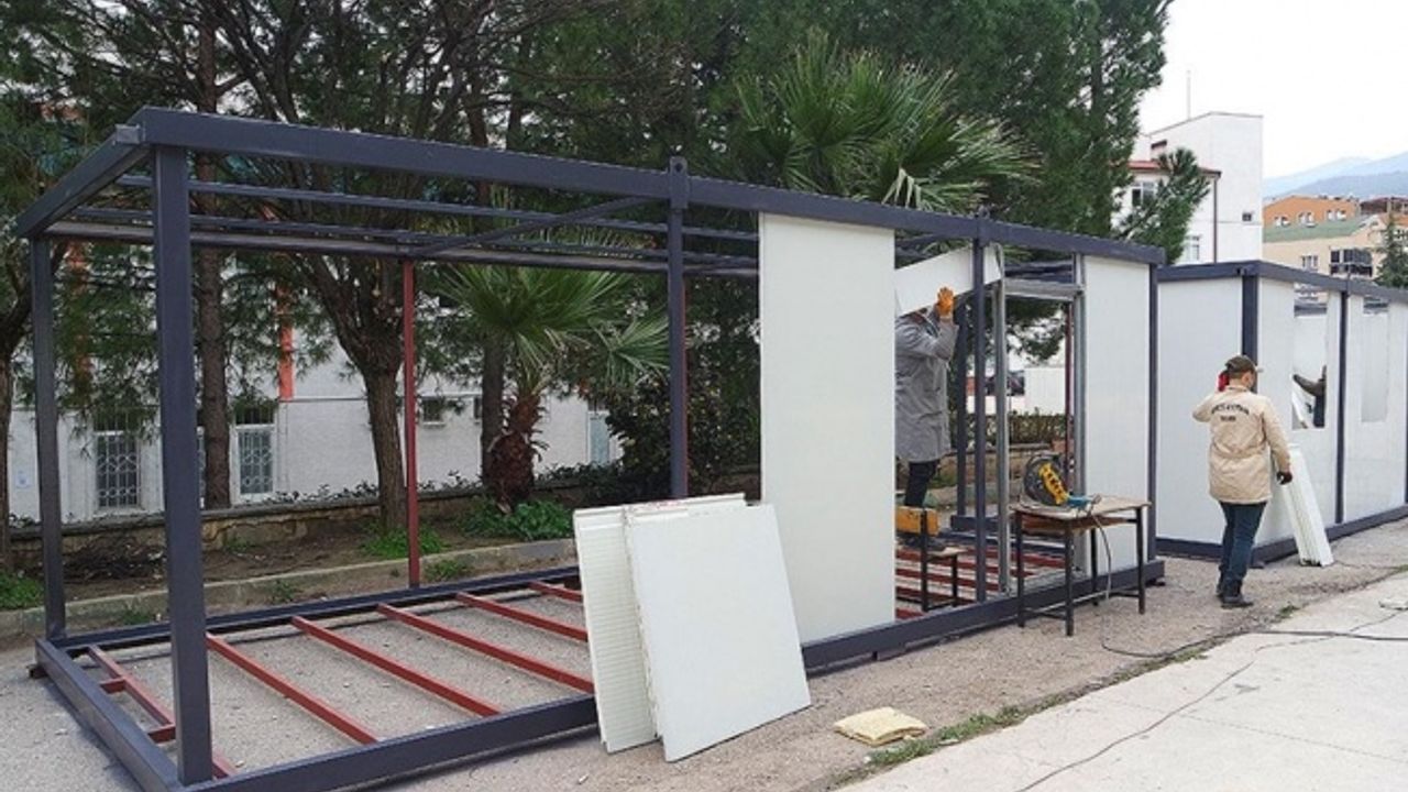 Bursa'daki meslek lisesinde depremzede öğrenciler için "konteyner sınıf" üretiliyor