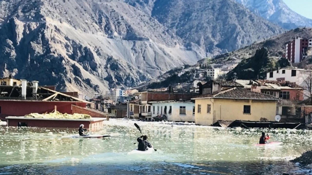 Büyük kısmı su altında kalan eski Yusufeli ilçe merkezinde kanocular antrenman yapıyor
