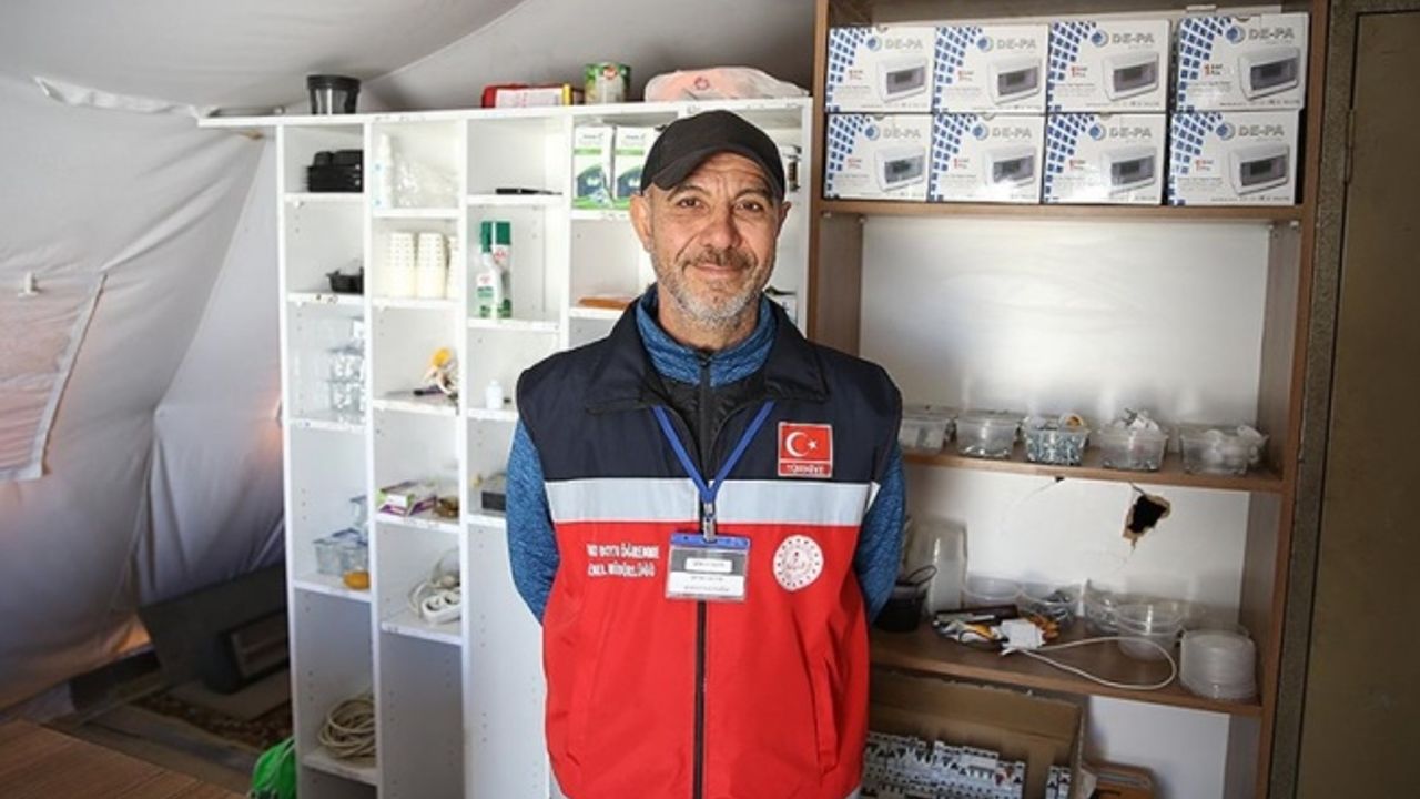 Çadır kentin "Mehmet abisi" depremzedelerin yardımına koşuyor