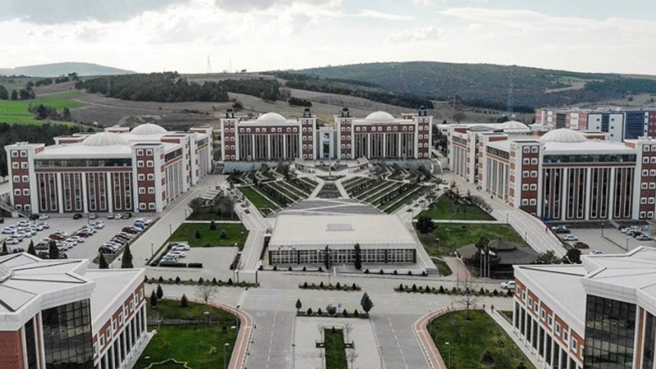 Çevre odaklı çalışmalar yürüten üniversitenin yerleşkesinde elektrikli araç şarj istasyonu kuruldu