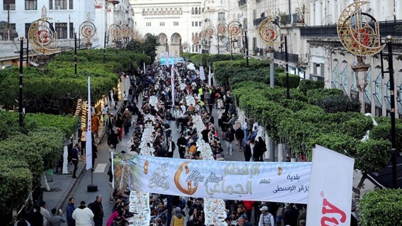Cezayirliler 4 yıl aradan sonra toplu iftarlarda buluşuyor