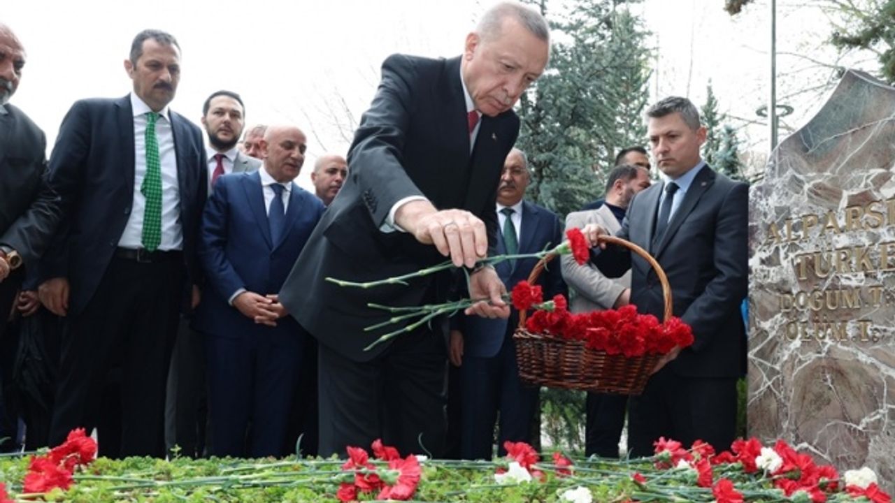 Cumhurbaşkanı Erdoğan, Alparslan Türkeş'in kabrini ziyaret etti
