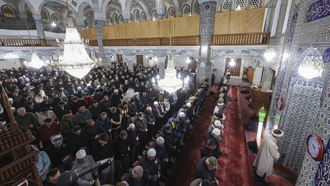 Diyanet İşleri Başkanı Erbaş, İstanbul'da teravih namazı kıldırdı