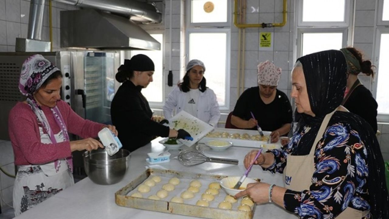 Edirne'de depremzede kadınlar için yemek kursu açıldı