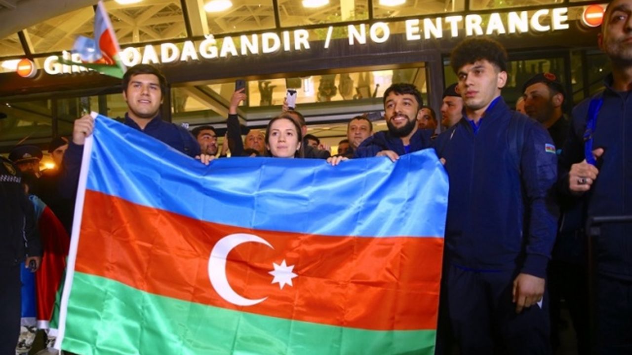 Ermenistan'daki bayrak yakma provokasyonunun ardından Azerbaycanlı halterciler Bakü'ye döndü