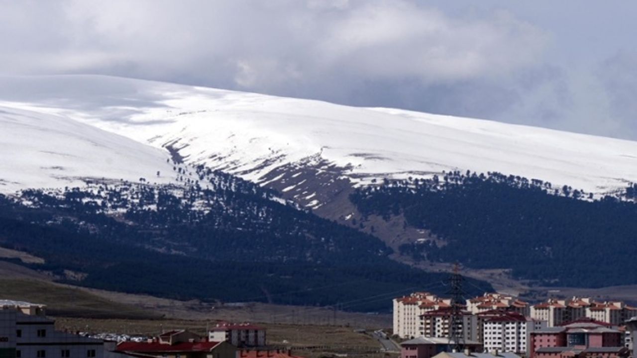 Erzurum, Kars ve Ardahan'da aralıklarla kar etkili oldu