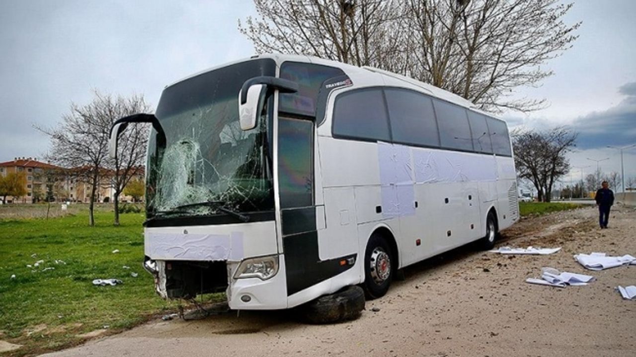 Eskişehir'de yolcu otobüsünün bariyere çarpması sonucu 17 kişi yaralandı