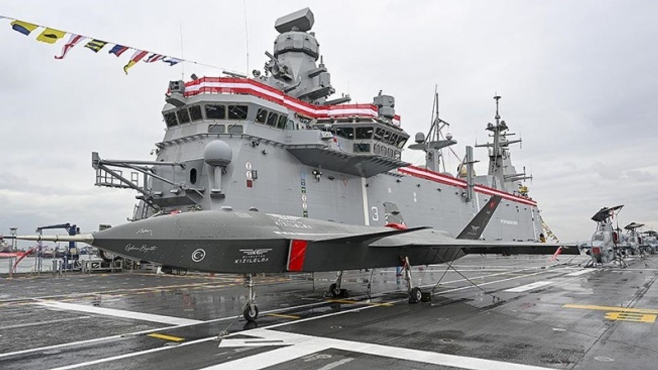 Fransız Le Figaro, Türkiye'nin ilk SİHA gemisi TCG Anadolu'yu sayfasına taşıdı
