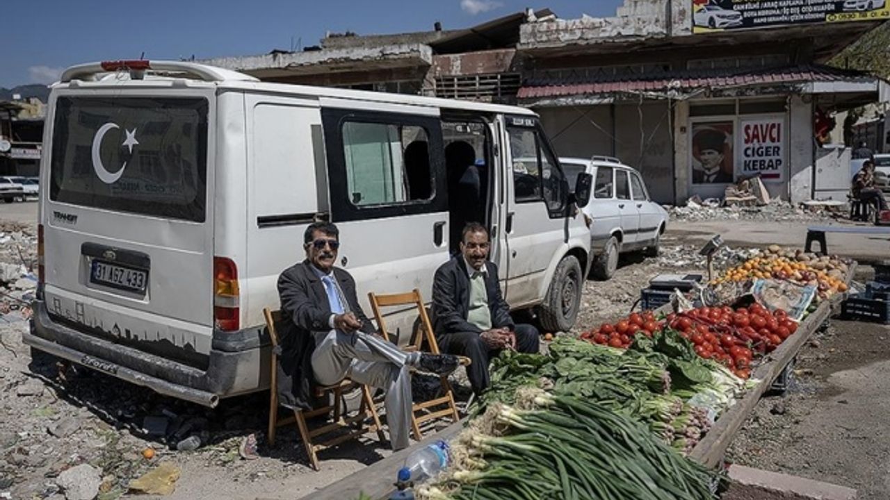 Hatay esnafı açtıkları tezgahlarla gidenlere "umut" kalanlara "moral" olmak istiyor