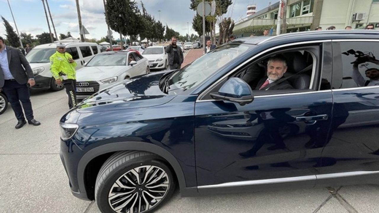 Hazine ve Maliye Bakanı Nebati, Togg'u kullanarak Adana'dan Mersin'e gitti