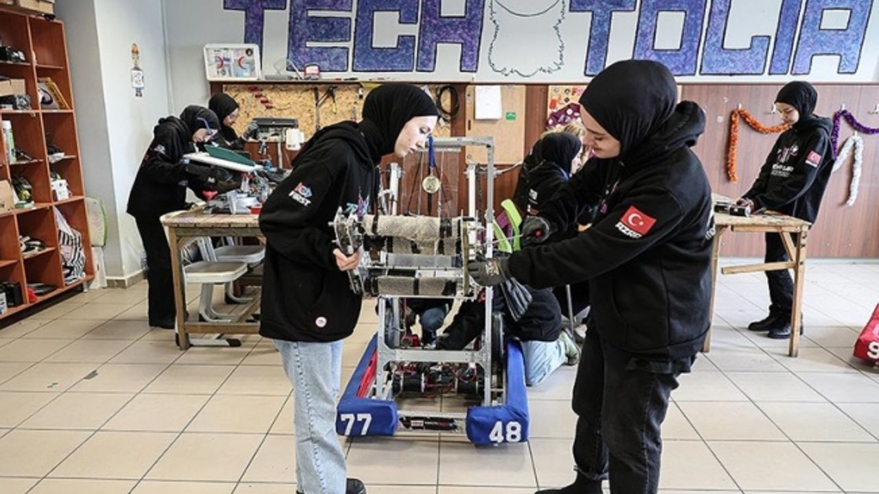 İmam hatipli kızlar Amerika'daki robot yarışmasında Türkiye'yi temsil edecek