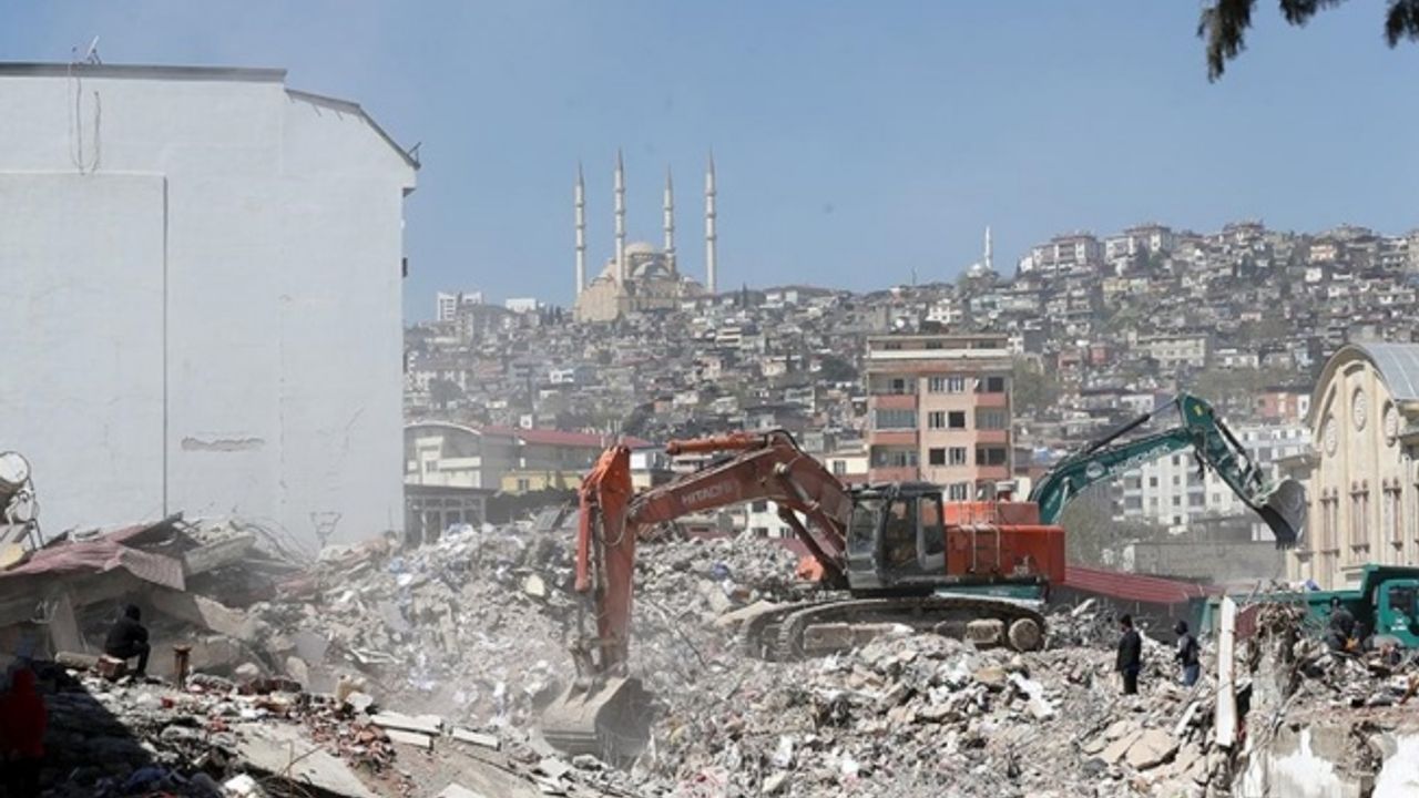 Kahramanmaraş'ta bina yıkım ve enkaz kaldırma çalışmaları 18 mahallede devam ediyor