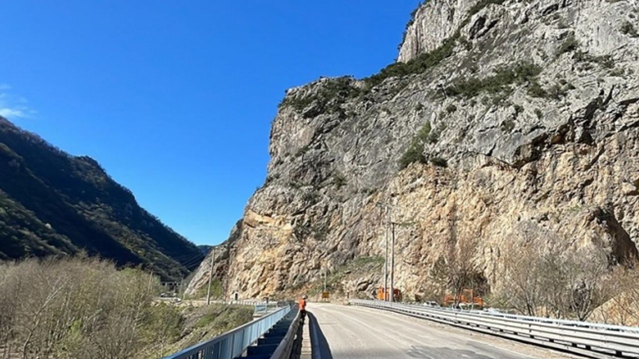 Karabük'te "örümcek adamlar" yamaçlarda kaya temizliği yaptı