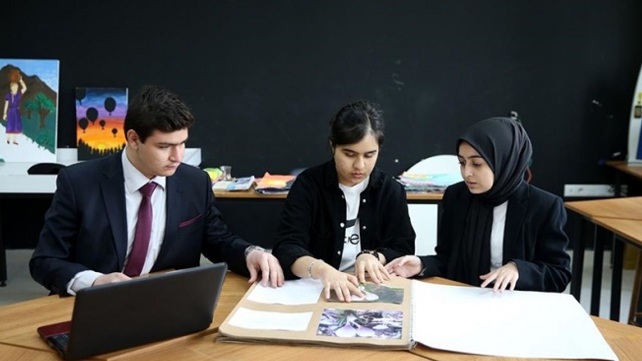 Liseliler görme engelliler için sesli ve kabartmalı coğrafya atlası hazırladı