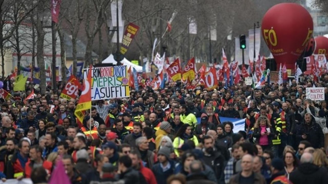 Macron'un tartışmalı emeklilik reformunu yasalaştırmasına muhalefetten sert tepki