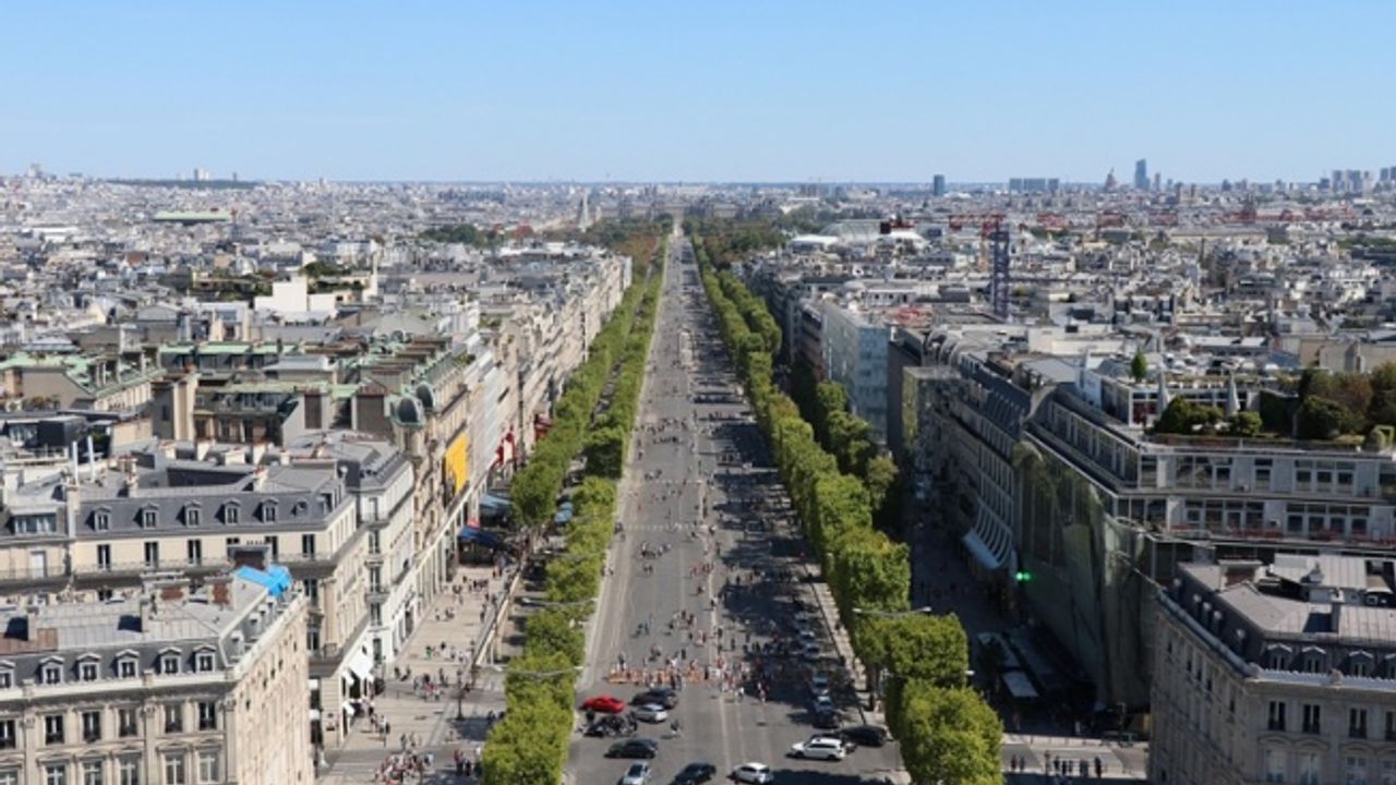 Paris'te elektrikli skuter kiralama hizmetine referandumda "hayır" çıktı