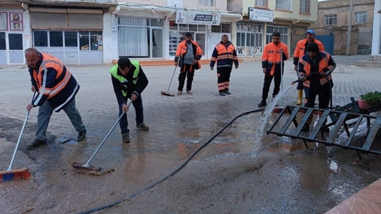 Şanlıurfa'da sağanak sonrası temizlik çalışması başlatıldı