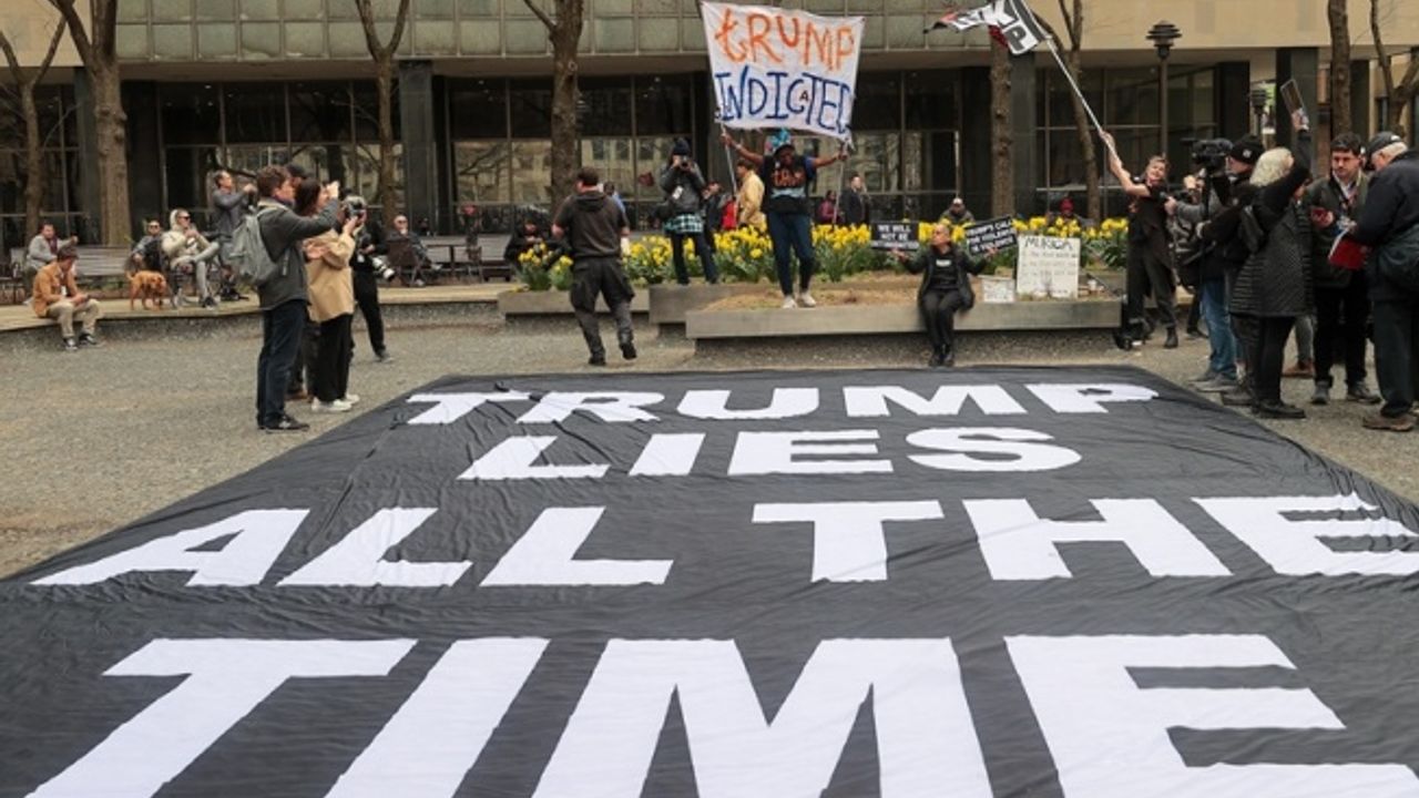 Trump, hakkındaki suçlamalar sebebiyle bugün New York'ta hakim karşısına çıkıyor