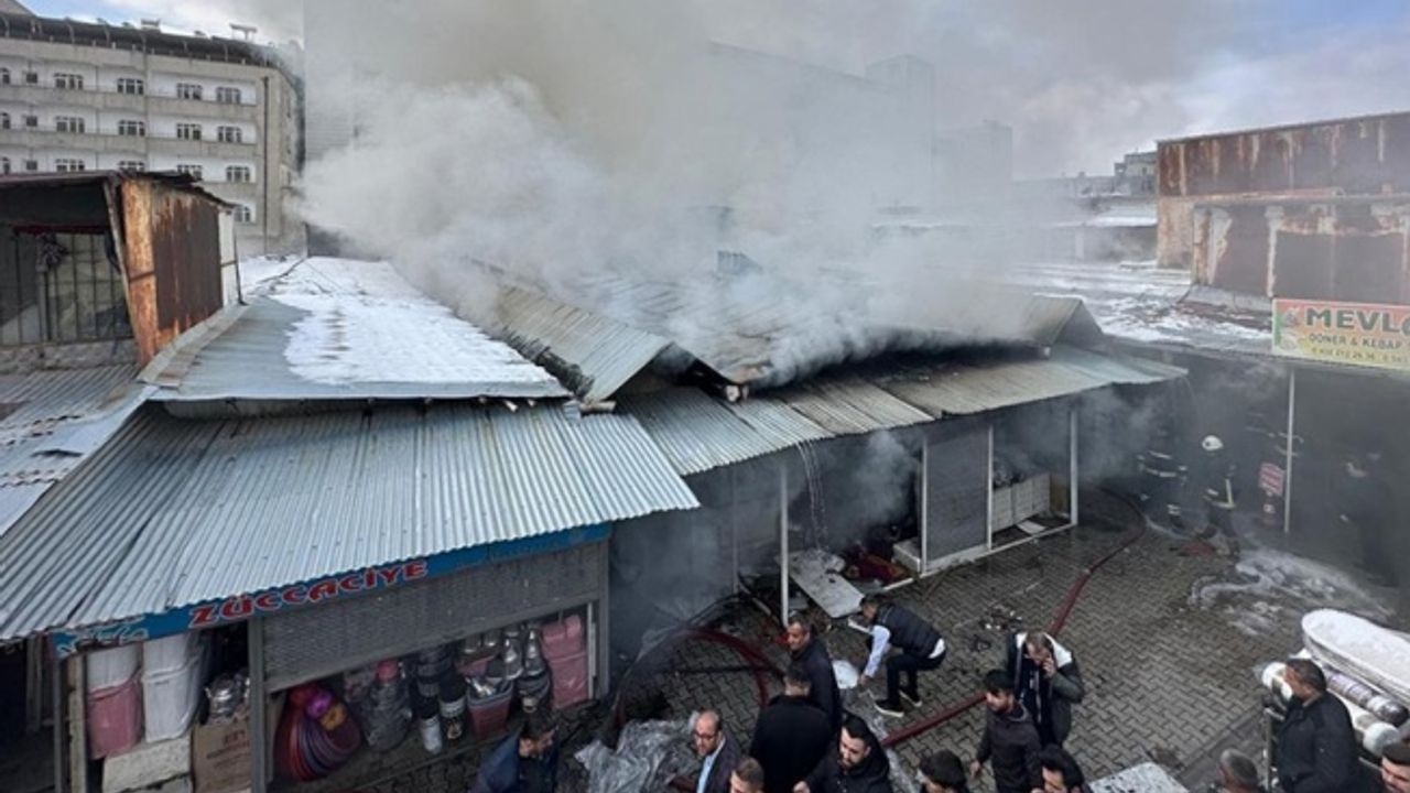 Van'da çok sayıda iş yerinin bulunduğu halk pazarında çıkan yangına müdahale ediliyor