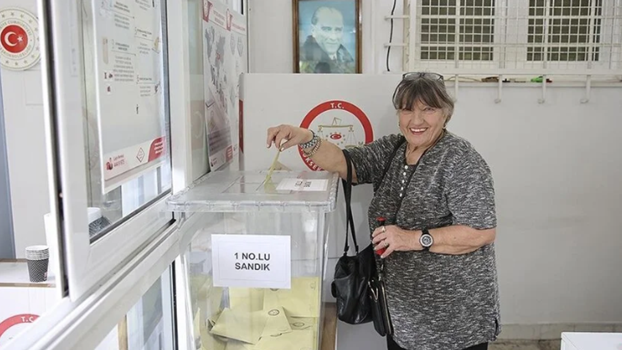 Yurt dışı seçmen kütüğüne kayıtlı seçmenlerin Cumhurbaşkanı Seçimi'nin ikinci turu için oy verme süreci devam ediyor
