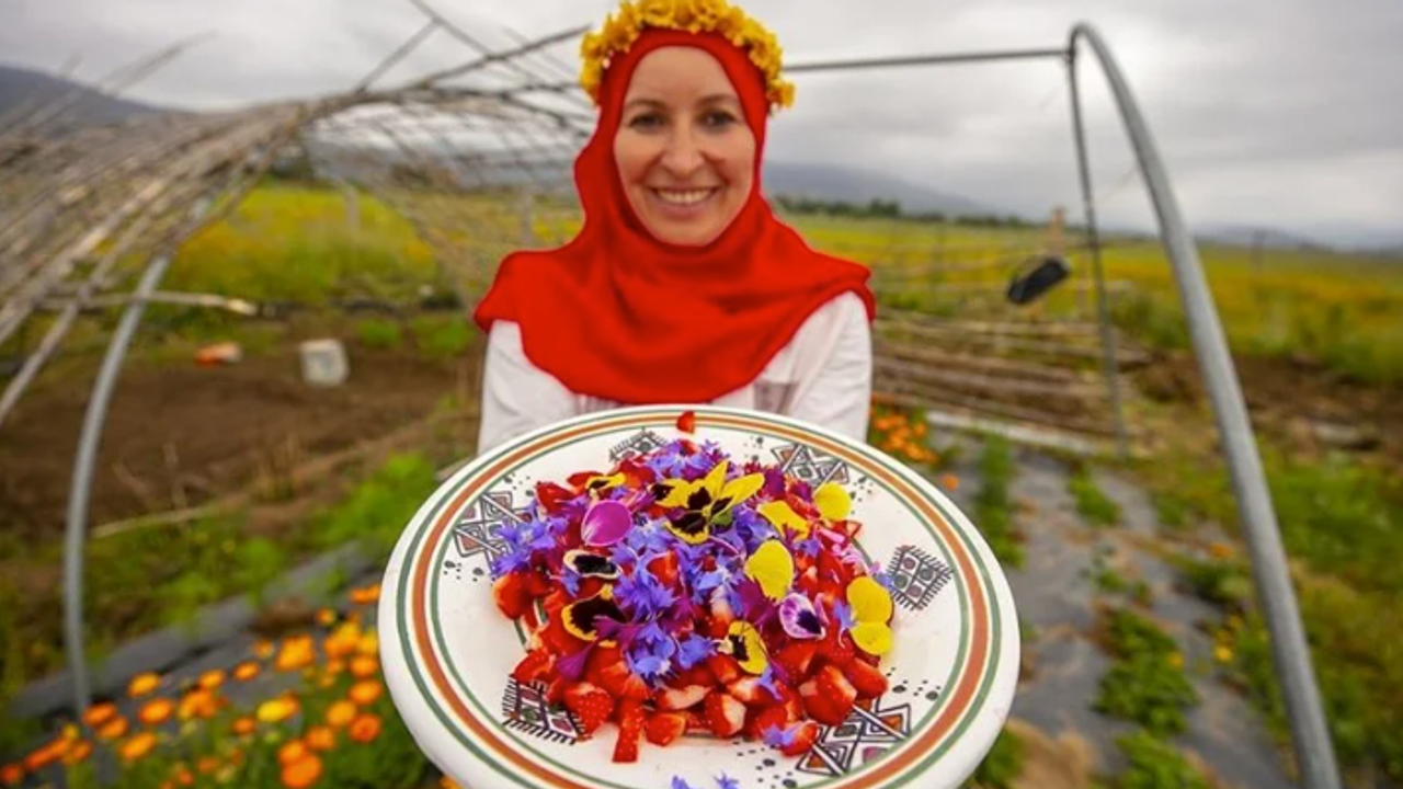 Tunuslu kadın gazeteci "stressiz hayat" için yenilebilir çiçek yetiştiriciliğine başladı