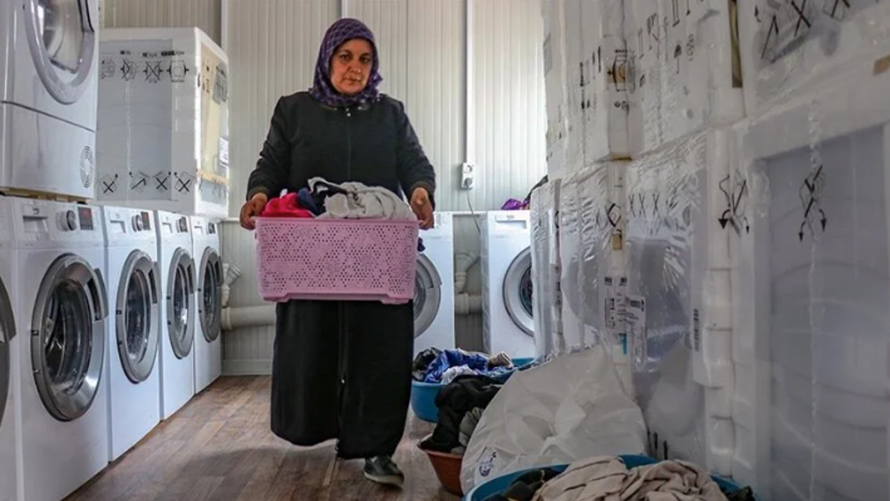 Depremde evi yıkılan kadın, konteyner çamaşırhanede afetzedelere hizmet veriyor