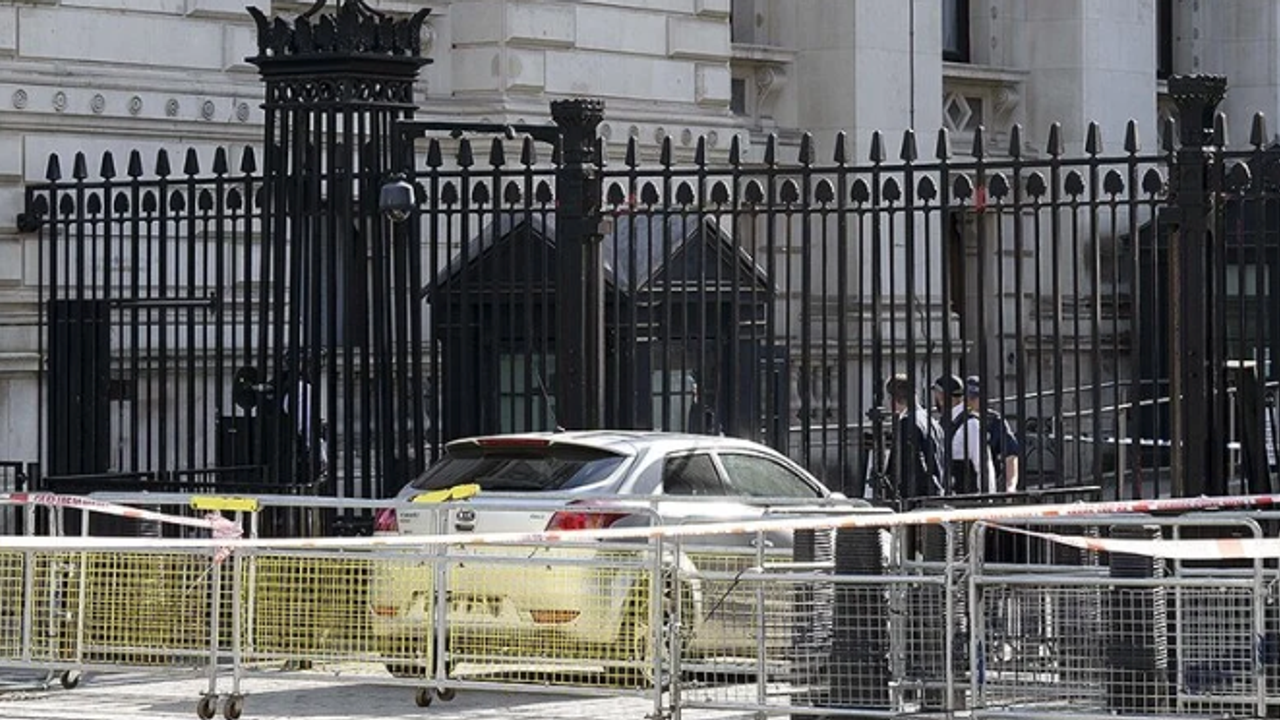 İngiltere'de aracıyla Başbakanlık binasının dışındaki kapılara çarpan kişi gözaltına alındı