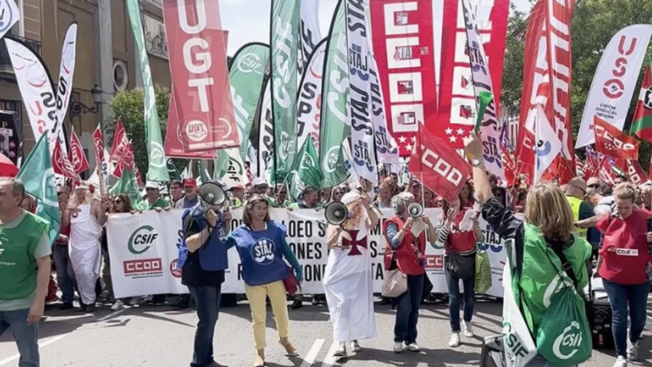 İspanya'da süresiz grevdeki adliye memurları, Madrid'de gösteri yaptı