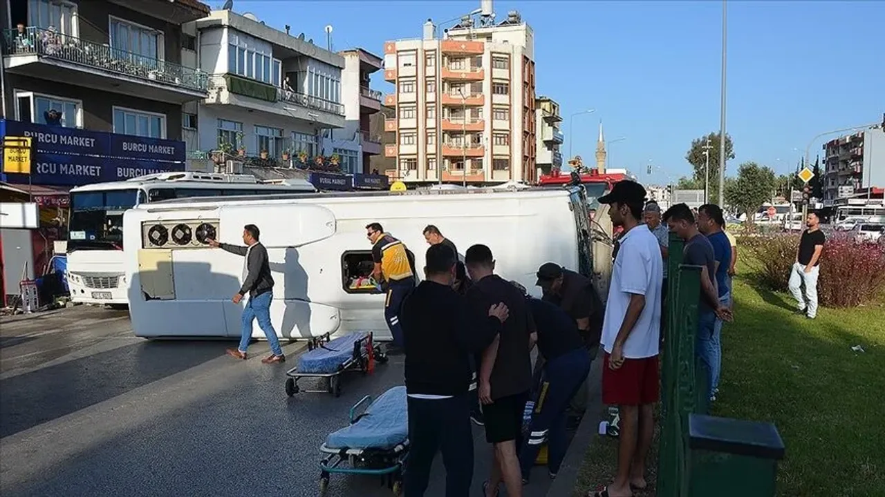 Antalya'da servis midibüsü ile otomobilin çarpıştığı kazada 12 kişi yaralandı