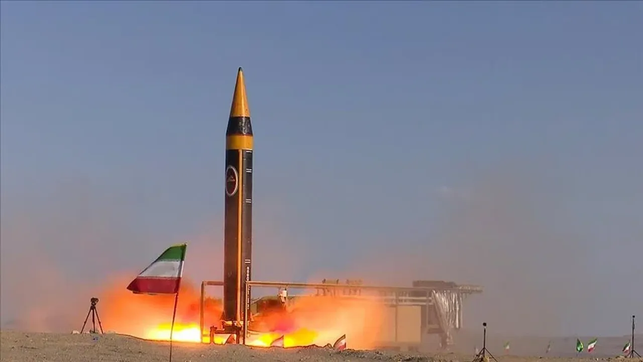 İran orta menzilli yeni balistik füzesini tanıttı